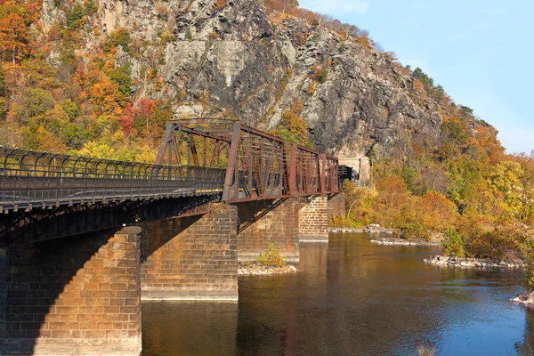 Most na szlak Appalachów, gdzie rzeki Potomac spotyka rzeki Shenandoah. — Zdjęcie stockowe