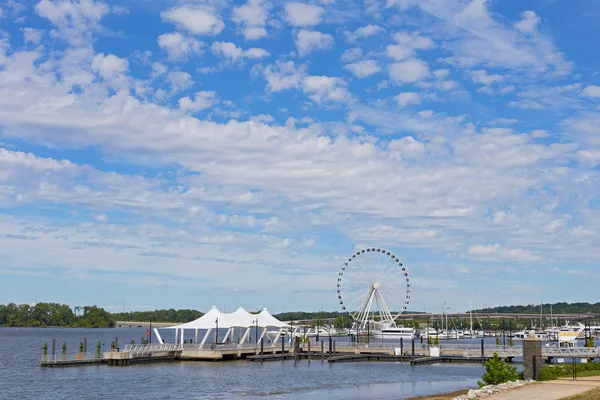 Ferris de National Harbor y muelles en Maryland, EE.UU. . — Foto de Stock