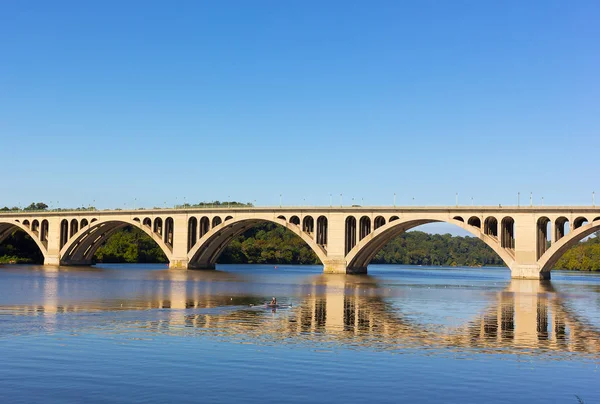 Прекрасний ранок на річці Потомак біля моста ключ в столиці США – Вашингтону. — стокове фото