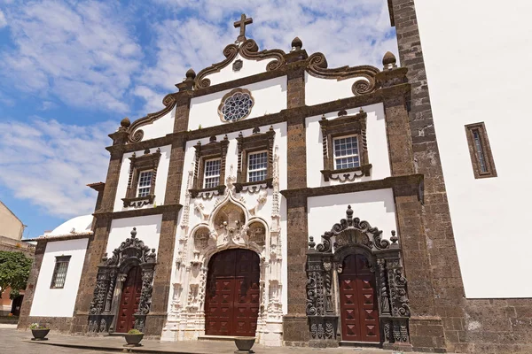 Fasádní svatého Šebestiána (Igreja Matriz de Sao Sebastiao) v destinaci Ponta Delgada – São Miguel, Azory, Portugalsko. — Stock fotografie