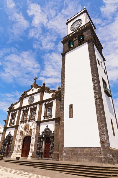 Kirche des heiligen sebastian (igreja matriz de sao sebastiao) in ponta delgada, sao miguel, azoren, portugal. — Stockfoto