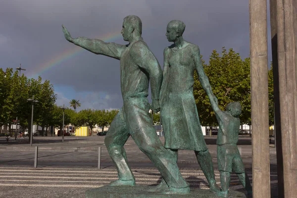 Una estatua conmemorativa de migrantes en Ponta Delgada, Azores, Portugal . — Foto de Stock