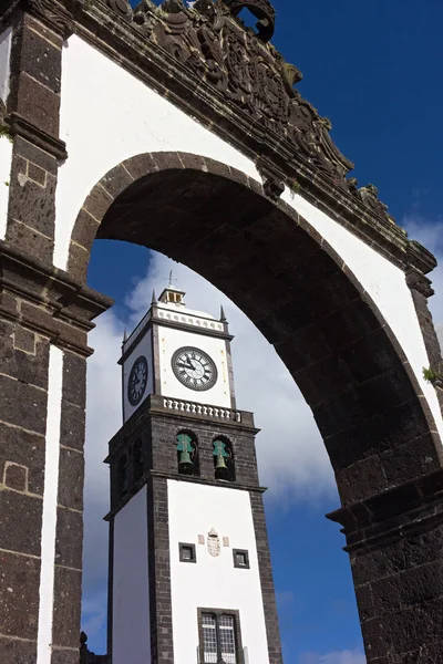 St. sebastian Kirchturm eingerahmt in Ponta delgada Stadttor. — Stockfoto