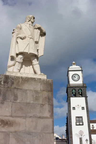 Věž kostela a socha mnicha a velitel Cabral v Ponta Delgada, Azory, Portugalsko. — Stock fotografie