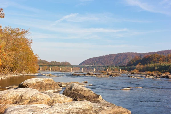 米国ウエスト バージニア州ハーパーズ ・ フェリーの近くのポトマック川を渡る橋. — ストック写真