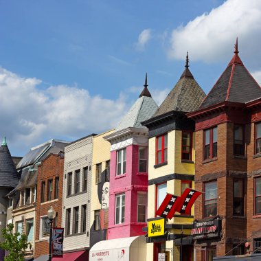 Adams Morgan mahallede 9 Mayıs 2015 yılında Washington Dc üzerinde popüler restoranları ile binalar. 