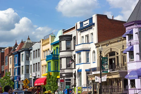 Kleurrijke historische gebouwen in Adams Morgan buurt op 9 mei 2015 in Washington Dc. — Stockfoto