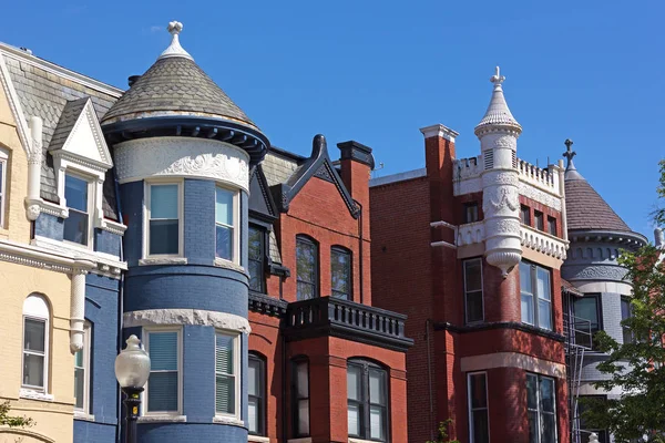 Maisons de ville colorées proches du quartier Dupont Circle à Washington DC . — Photo