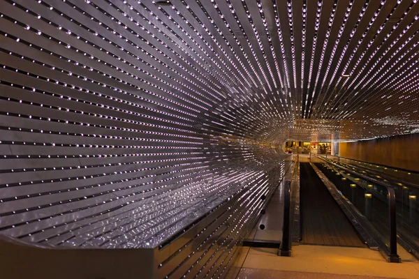 Passarela móvel iluminada na Galeria Nacional de Arte em Washington DC, EUA . — Fotografia de Stock
