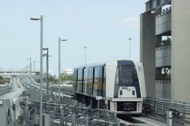 Miami, Florida, ABD Mia istasyonunda otomatik insanlar Mover varış. Miami, Amerika Birleşik Devletleri - 19 Mart 2014
