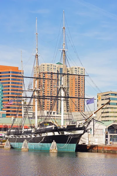 Het laatste all-sail schip van de US Navy, het sterrenbeeld U.S.S. aangemeerd in de buurt van de Inner Harbor amfitheater op Pier 1. — Stockfoto