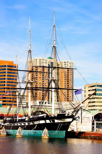 Het laatste all-sail schip van de US Navy, het sterrenbeeld U.S.S. aangemeerd in de buurt van de Inner Harbor amfitheater op Pier 1 — Stockfoto