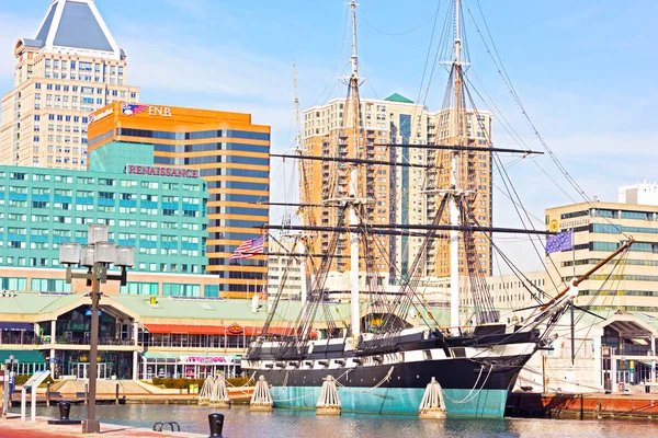 Histórico barco de vela atracado en Inner Harbor, Baltimore, EE.UU. — Foto de Stock