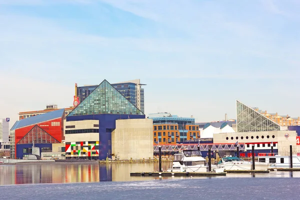 Los monumentos del puerto de Baltimore atraen a turistas y locales durante todo el año. . — Foto de Stock