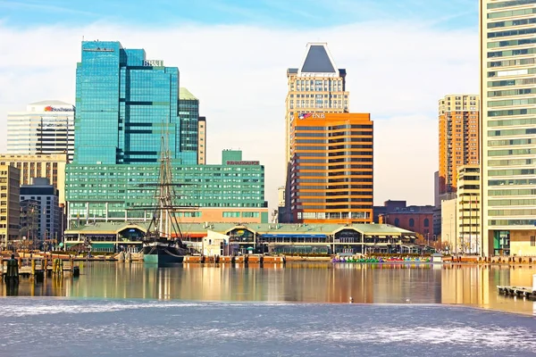 Baltimore, Estados Unidos 31 de enero de 2014: Vista del horizonte del centro de la ciudad desde el muelle del puerto interior 1 . — Foto de Stock