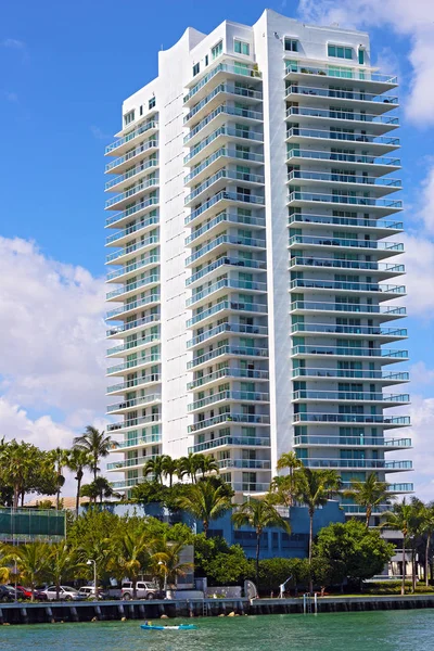 Edificio de apartamentos en Miami Beach . — Foto de Stock