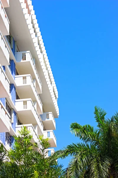 Apartment building in Miami Beach, Florida. — Stock Photo, Image