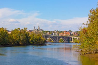 Potomac nehri su sporu aktivitelerine sonbaharda güneşli bir öğleden sonra. 