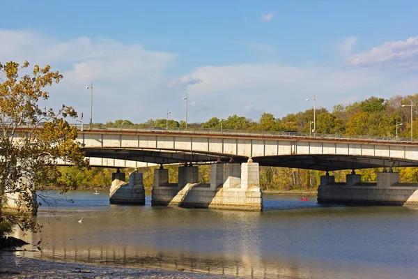 Theodore Roosevelt Memorial bridge w jesieni, Washington Dc. — Zdjęcie stockowe