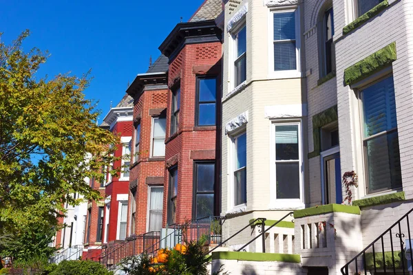 Casas de fileira históricas no bairro Washington DC em torno do horário de Halloween . — Fotografia de Stock