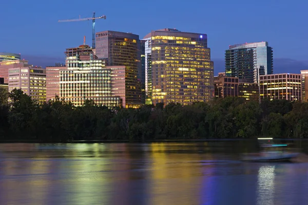 Barrio de la ciudad cerca del río Potomac al amanecer en Washington DC, EE.UU. . — Foto de Stock