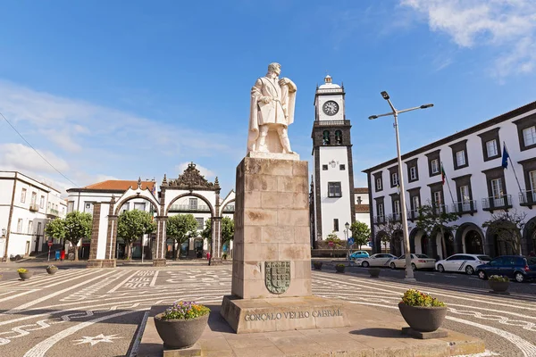 Hlavní náměstí Ponta Delgada devítimetrová socha Gonzalo Velho Cabral v Azorách. — Stock fotografie