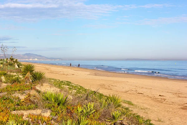 Széles homokos strand régióban Costa Blanca, Valencia, Spanyolország. — Stock Fotó