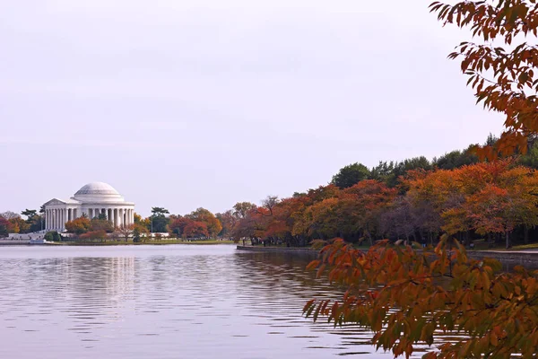 Thomas Jefferson Memorial in fall. — Stock Photo, Image