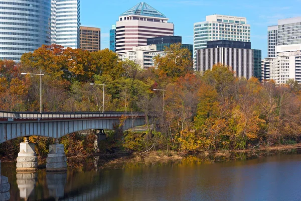 Autumn in urban development near the river, Washington DC, USA. — Stock Photo, Image