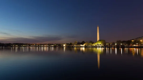 Washington Monument across Tidal Basin during cherry blossom festival, Washington DC. — Stock Photo, Image