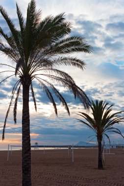 Avucunda bir kumsalı sabah erken, Valencia bölgesi, İspanya. 