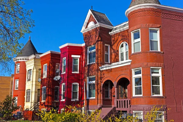 Bostäder radhus i förorts Washington DC på våren. — Stockfoto