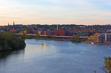 Gün batımında Nehri boyunca Georgetown Park. 