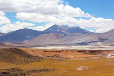 Volkanik dağlar manzara Atacama Çölü, Şili. 