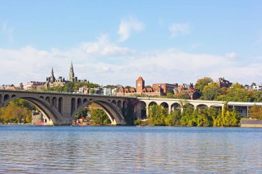 Washington DC, ABD Georgetown Park waterfront ve anahtar Köprüsü yakınlarında Potomac Nehri'nde su sporları. 