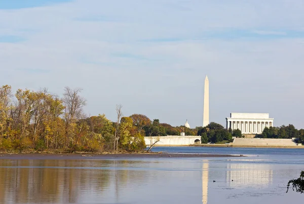 Washington Dc monumenten in de herfst. — Stockfoto