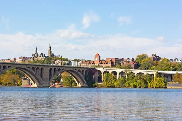 Deportes acuáticos en el río Potomac cerca de Georgetown Park waterfront y puente clave en Washington DC, EE.UU. . — Foto de Stock
