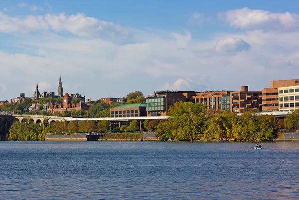 Kajakken op de rivier Potomac langs de waterkant Georgetown Park. — Stockfoto