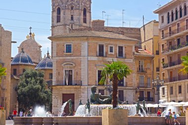 Valencia sokaklarında sıcak yaz günü, İspanya. 