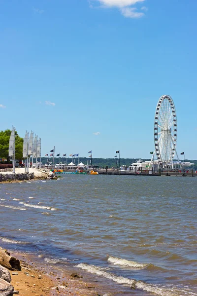 La costa del puerto nacional y el muelle con Ferris . — Foto de Stock