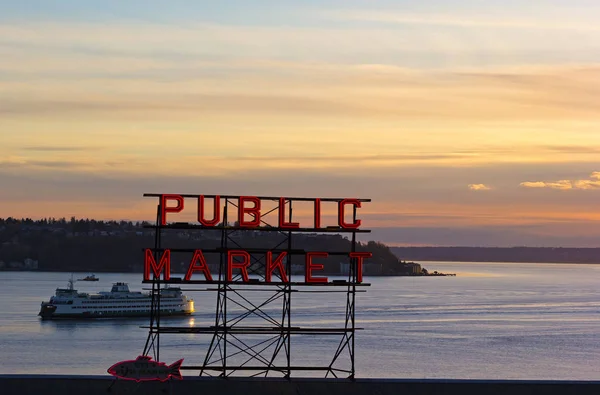 SEATTLE, USA - 25 DE MARZO DE 2016: Atardecer tranquilo sobre el Puget Sound el 25 de marzo de 2016 en Seattle, USA . — Foto de Stock