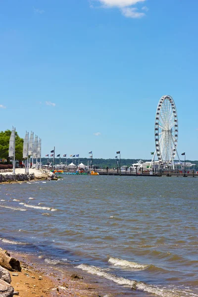 OXON HILL, MARYLAND, USA 4 DE JULIO DE 2014: La costa y muelle del Puerto Nacional con Ferris el 4 de julio de 2014 en National Harbor, Maryland, USA . — Foto de Stock