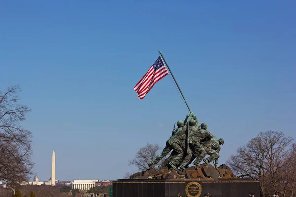 WASHINGTON DC, USA  MARCH 21, 2015: Marine Corps War Memorial at sunset on March 21, 2015 in Washington DC. — Stock Photo, Image