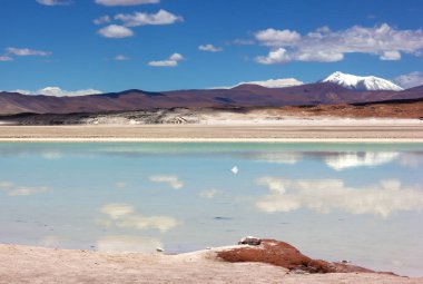 Atacama panoramik manzara tuz daireler, göl ve Şili, Güney Amerika ufukta volkanik dağlar harikaları. 