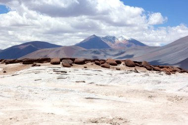Tuz düzlükler, kırmızı kayalar ve San Pedro de Atacama, Şili, Güney Amerika'nın volkanik dağlar. 