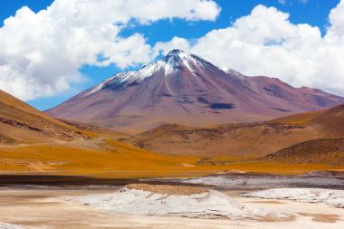 Volkanik kar en yüksek dağ çölünde, San Pedro de Atacama, Şili, Güney Amerika. 