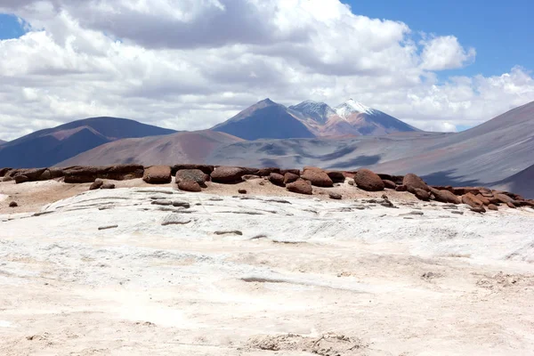 Tuz düzlükler, kırmızı kayalar ve San Pedro de Atacama, Şili, Güney Amerika'nın volkanik dağlar. 