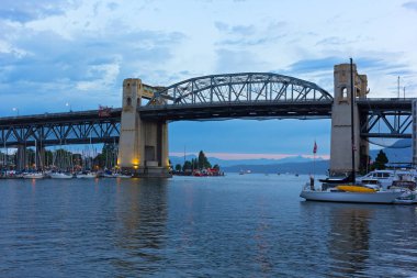 Burrard Köprüsü Vancouver, British Columbia'da yapılacak şafak. 