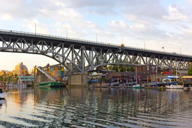 Vancouver, Kanada 26 Haziran: Granville adanın ünlü halk pazarına ve False Creek 26 Haziran 2017 Vancouver Tarih boyunca eski sanayi bölümü ile. 