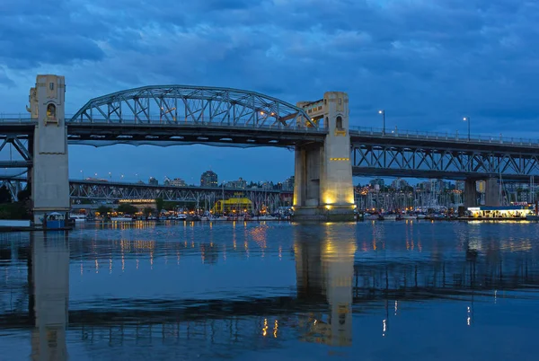 VANCOUVER, CANADÁ - 26 DE JUNIO: Puente Burrard al amanecer con vistas al Mercado Público de Granville el 26 de junio de 2017 en Vancouver, Canadá . — Foto de Stock